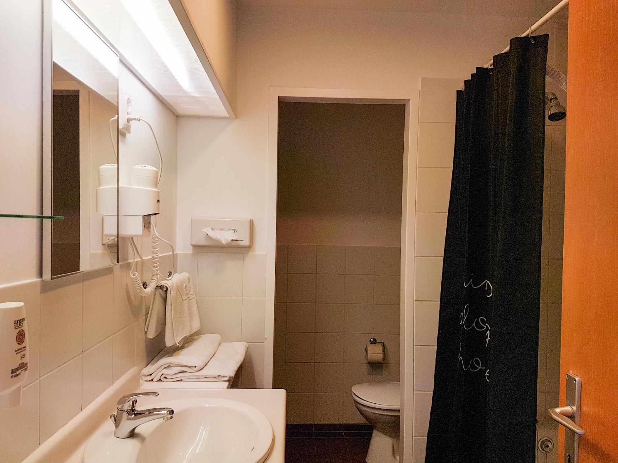 Ceu Konferencia Koezpont Hotel Budapest Ngoại thất bức ảnh
