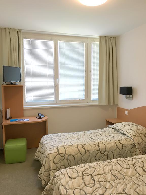 Ceu Konferencia Koezpont Hotel Budapest Ngoại thất bức ảnh