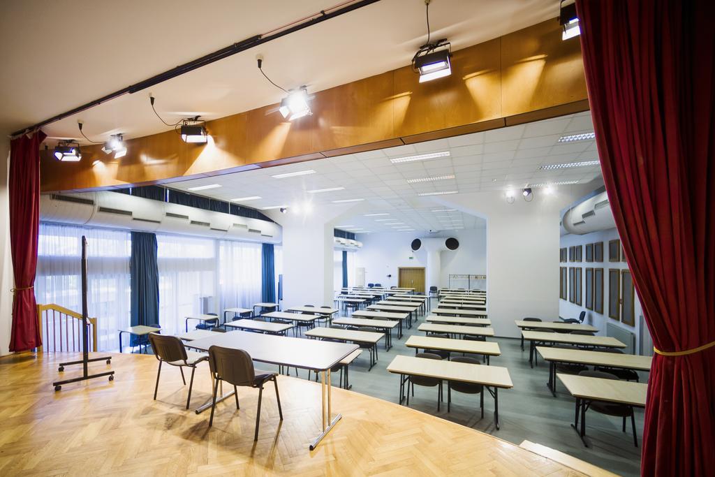 Ceu Konferencia Koezpont Hotel Budapest Ngoại thất bức ảnh